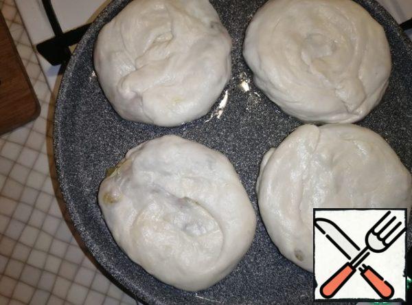 Pour sunflower oil into a hot frying pan. To pass our cakes.