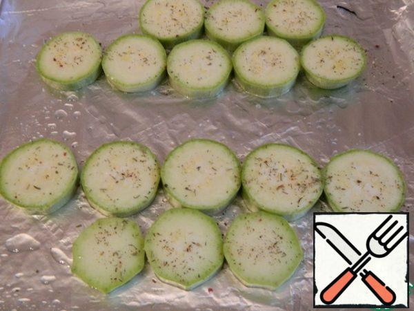 I'll deviate from the recipe and cut the zucchini into circles. Put the zucchini, cut into circles on foil.