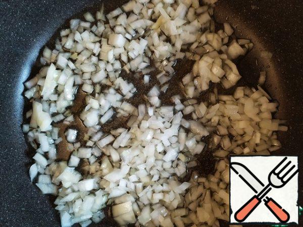 Heat the oil and fry the onion.