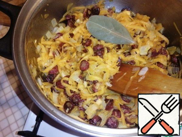 Grate the pumpkin on a coarse grater. Add to the pan with the other ingredients. Add salt and pepper to taste. Stir well. Still fry for 3-4 minutes. Put the Bay leaf. Pour water. Bring to boil.