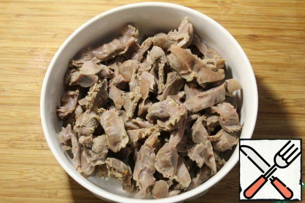 Cut the boiled ventricles.
Add to the vegetables along with the melted butter and fry.