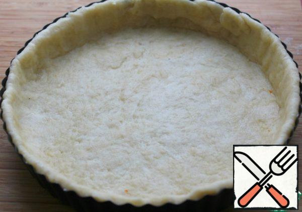 Roll out the dough and put it in the form.
I have an all-in-one, diameter 20 cm, height 3.5 cm.
Nothing smeared-the finished cake is perfectly out of shape.