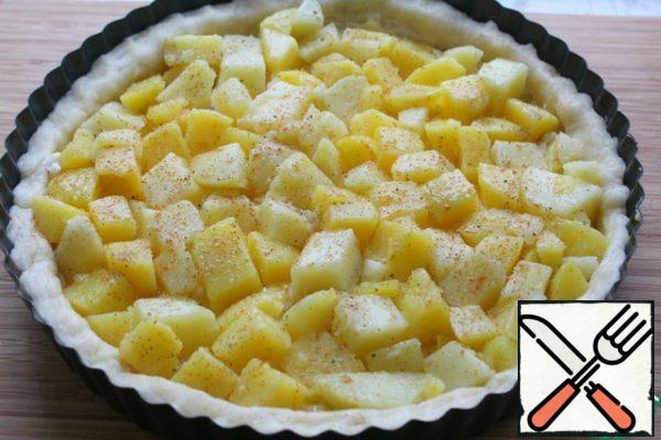 Peel the potatoes and cut them into cubes.
Spread on top of the cheese in one row.
Lubricate with the remaining vegetable oil.
Sprinkle with paprika and chili or use your favorite spices.