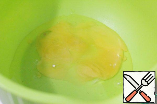 In another bowl, beat the eggs.
At the same time, I share advice on how easy it is to pull a piece of shell out of a protein if it suddenly gets there.