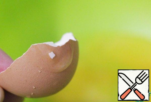 It is easily picked up by half of the shell. You don't have to chase it and catch it, a second – and it is caught and thrown away))