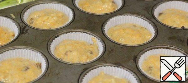 Arrange the dough into muffin molds.