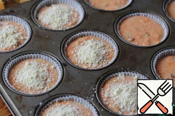 If desired, you can sprinkle the muffins with streusel.
To make it, you need to RUB the flour, butter and sugar with your hands, and sprinkle the muffins on top with the resulting crumbs.