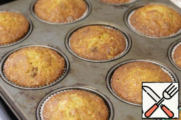Put the form in the oven, preheated to 180 °C, and bake the muffins for 20-25 minutes.
