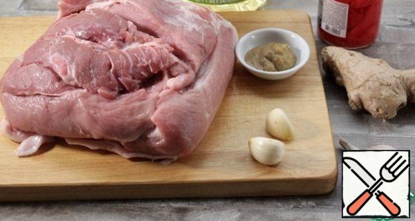 Take a good piece of pork pulp, wash, dry with a paper towel and gently RUB with salt, if desired, and black pepper.