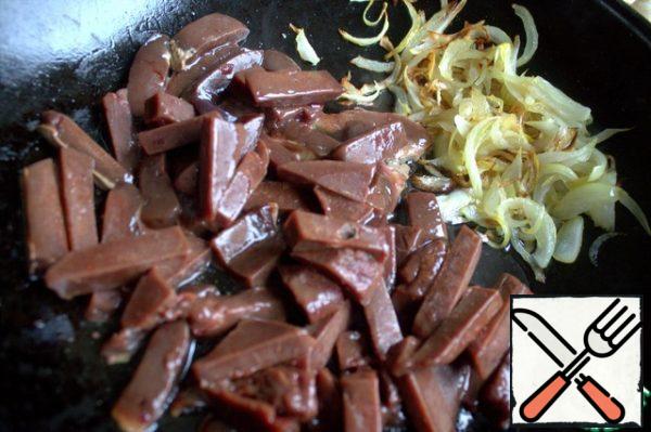 We divide the slices into thin strips and send them to the fried onions.