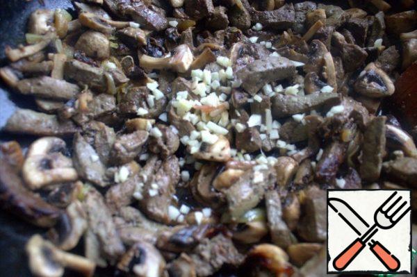 Fry everything together, add the crushed garlic.