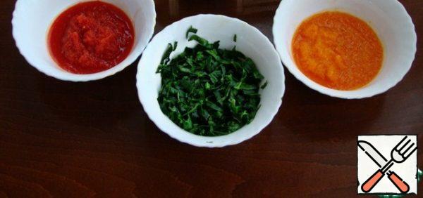 Chop the spinach finely and then heat it in the microwave for 30 seconds.
Peel the bell pepper and grate it on a fine grater.
The resulting vegetable puree measure 50 g of each color.