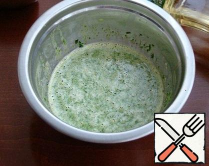 Part of the mass with spinach punch with a blender until smooth.