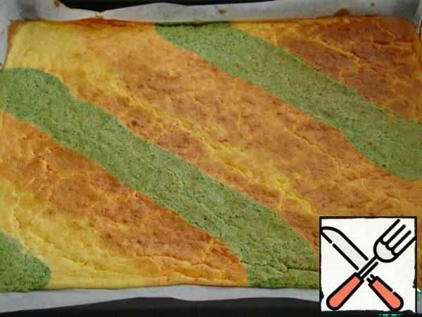 Cover the finished sponge cake with baking paper, carefully turn it over and remove the paper on which it was baked. Then roll up and cool at room temperature.