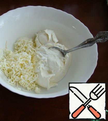 In a bowl, mix cream cheese, 3 tbsp sour cream and melted cheese, grated on a fine grater.