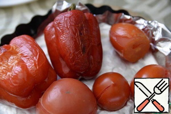 After 15 minutes, add tomatoes to the peppers and bake for another 15 minutes. We take the baked vegetables out of the oven. They should be soft, with scorch marks. Cover with foil and leave for 15 minutes.