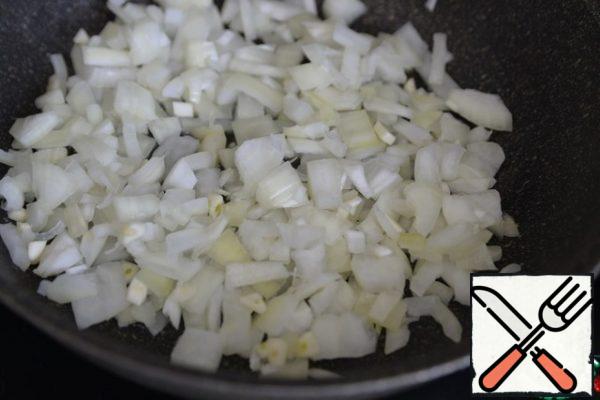 Pour the oil into the pan. Fry the onion and garlic over medium heat until transparent for about 10 minutes.