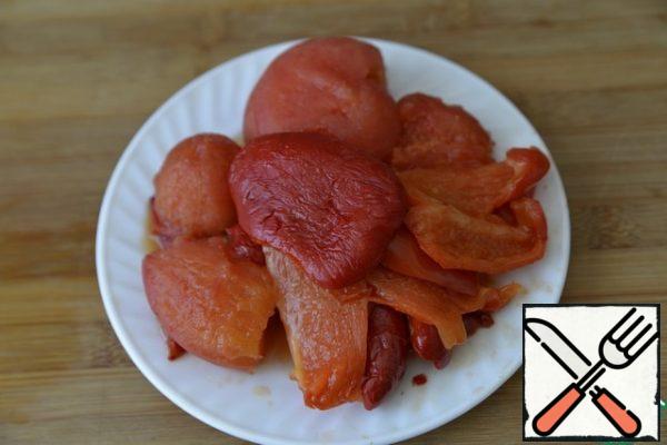 Tomatoes and peppers are cleaned from the skin. Punch with a blender until smooth.