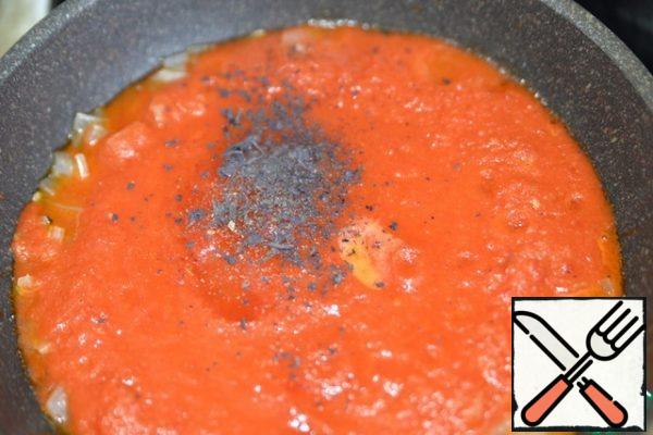 Put the chopped peppers with tomatoes to the onion, add salt, sugar, paprika, ground pepper, Basil (I have dry).