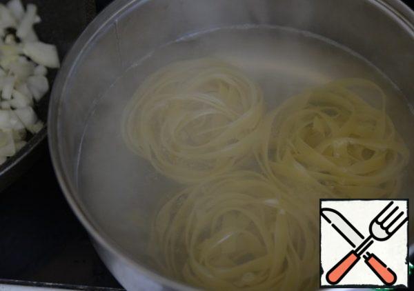 At the same time, put the pasta to cook. Cook, according to the instructions on the package, I have tagliatelle. Cook until al dente (I have 8 minutes).