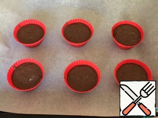 For baking, I will use silicone molds. Fill each about 2/3 full. Put the cupcakes in the preheated oven for 25-30 minutes at a temperature of 180 degrees.