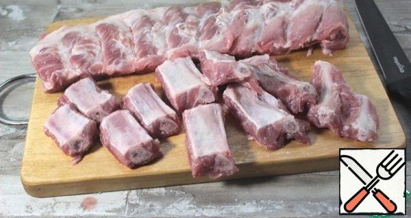 Wash the ribs, dry them with a paper towel, and cut them into pieces.