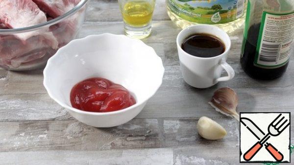 In a Cup, mix coffee, cognac, vegetable oil, ketchup, crushed garlic, soy sauce. You can add a little salt to the taste.
