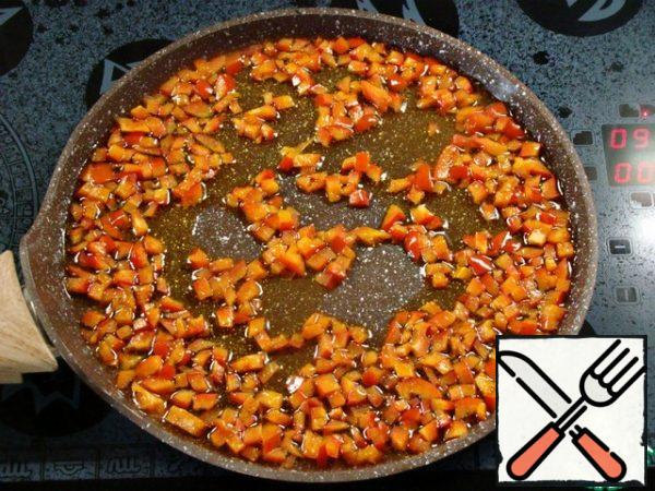 While the dough is coming, prepare the filling. To do this, pour 2 tablespoons of vegetable oil into a preheated frying pan. Finely chop the Bulgarian pepper and fry until soft.