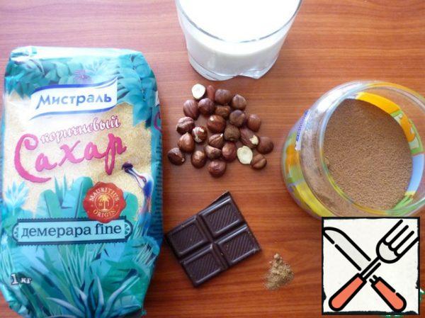 Grind the hazelnuts into a powder, mix with cocoa powder, nutmeg and sugar.
Dilute 100 ml of cold milk. Mix with the remaining milk and bring, stirring, to a boil over low heat. Cook for 2-3 minutes.