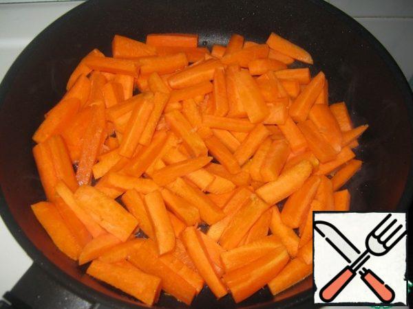 Cut the carrots into 4-5 cm long cubes. Fry in vegetable oil over medium heat for five minutes.