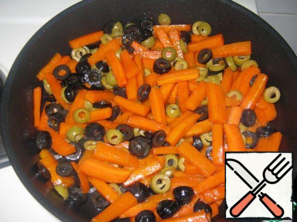 Add the olives to the carrots and heat for 1-2 minutes, then remove from the heat.