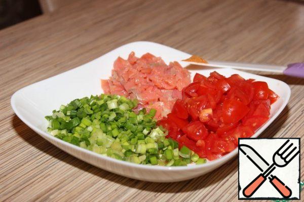 Prepare the ingredients: salmon, tomatoes and green onions cut into small cubes. Then mix, adding pepper.