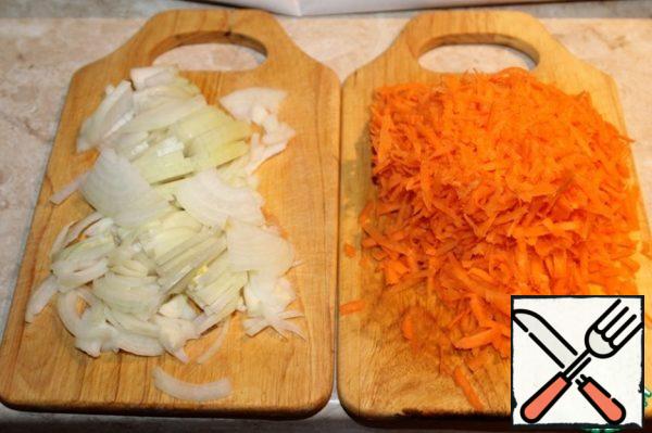 1.5 onions cut, carrots grate on a coarse grater.