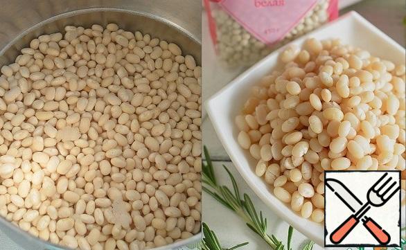 Pour cold water over the beans and leave them overnight. In the morning, wash and boil until tender. Salt at the very end of cooking. Drain the water.