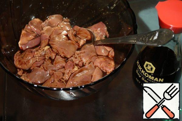 2 tbsp soy sauce mixed with black pepper and pour over the liver. Let stand for 5 minutes.