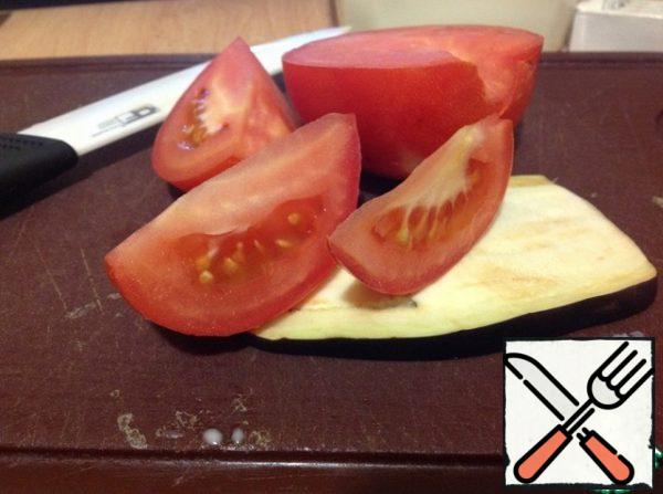 Cut the tomatoes into thin slices so they don't fall apart.