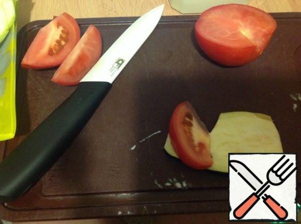 We take the zucchini and grease it with a small amount of cheese (we take 15-20% cheese, you can replace it with a semi-hard one, then take a thin piece per serving) and wrap the eggplant with a tomato. Do not apply a lot of cheese, otherwise it will flow out when wrapping, a barely noticeable thin layer will be enough for both taste and satiety.