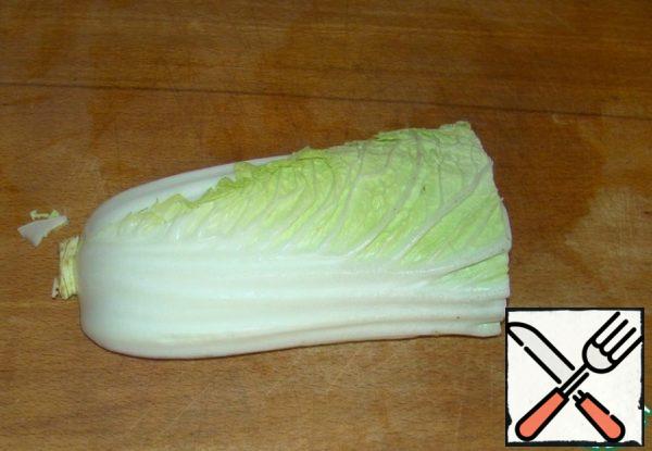 Thinly chop the Peking cabbage.