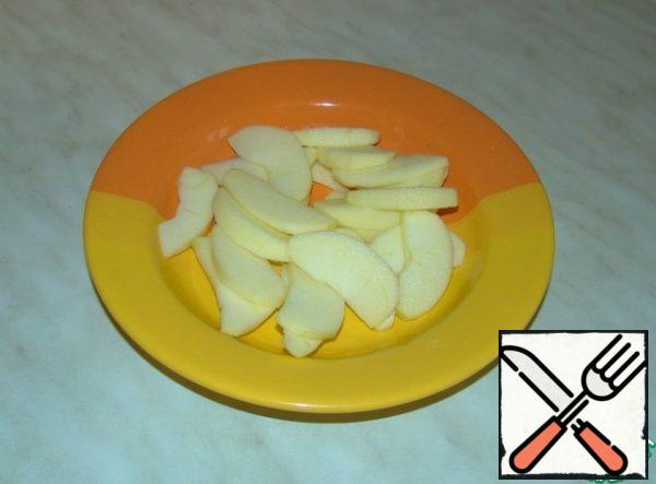 Peel the apples and remove the core. Cut thin slices. Sprinkle with lemon juice to avoid darkening.