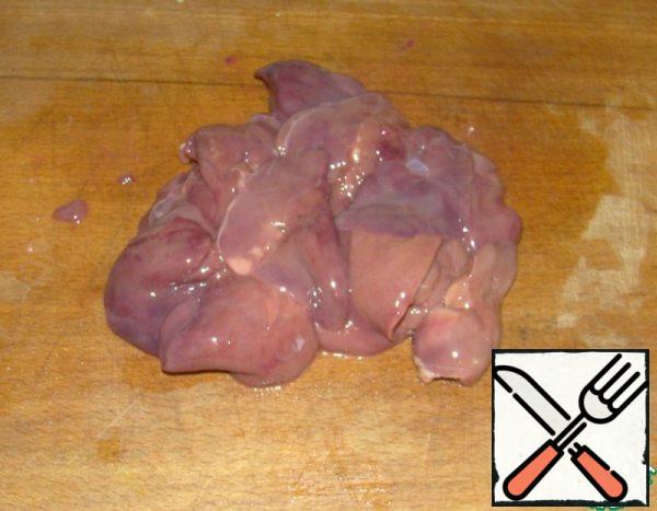 Wash the liver, dry it with a paper towel and cut it into large pieces.