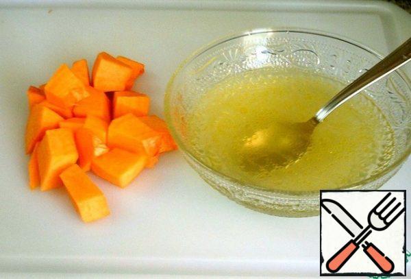 Preheat the oven to 180 degrees. Mix honey with butter and 400 ml of broth.