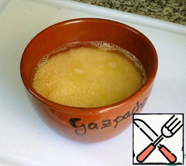 Pour the remaining hot broth over the couscous and leave for a few minutes.