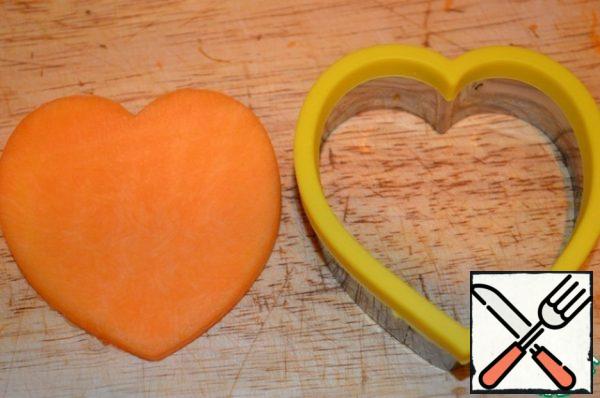 Peel the pumpkin and cut out the cookie cutter hearts 1 cm thick.