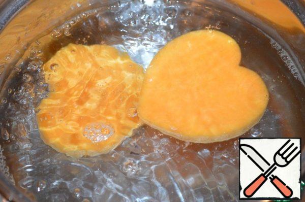 Boil the pumpkin in boiling water for 5 minutes.