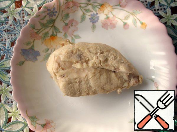 Put the chicken fillet to cook in salted water until ready. Remove from the broth and cool.