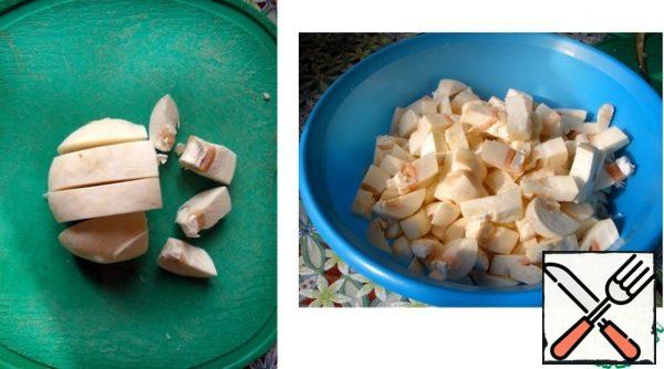 While the fillet is cooking. Clean, wash the mushrooms, cut into cubes.
