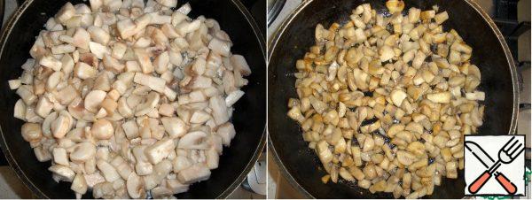 Lightly salt the mushrooms and fry in vegetable oil for 10-15 minutes (until tender). Cool.