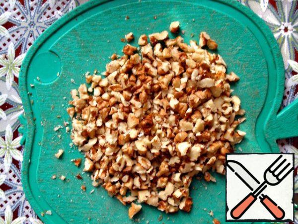 Chop the walnuts with a knife or rolling pin to make small pieces.