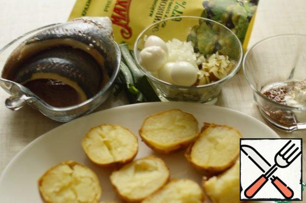 Finely chop the cucumber and onion. Mix mayonnaise, sour cream and mustard, add to vegetables, mix and season with pepper. Boil and peel the eggs and cut them into 2 halves. Cut the herring fillet into small slices.