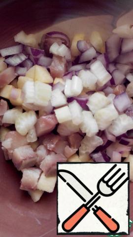 First of all, peel the onions, cut in half and bake in a preheated 180 degree oven for 20-30 minutes (until soft).
While the onion is cooling, cut the herring, Apple, bell pepper and red onion into small cubes. Stir.